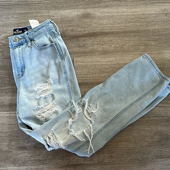 Hollister Distressed Ultra High-Rise Mom Jean Light Wash Size 0 / 24 Regular - Picture 7 of 7